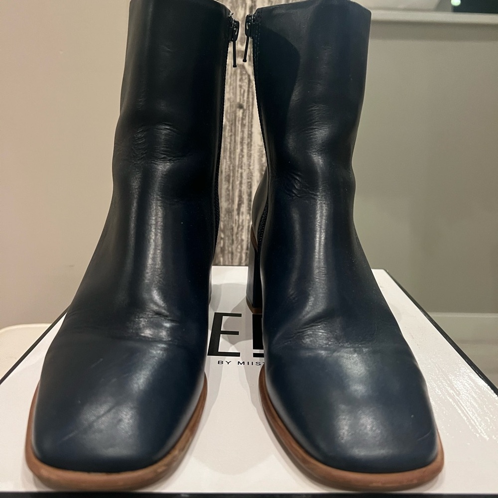 MIISTA E8 boots. Beautiful blue color.